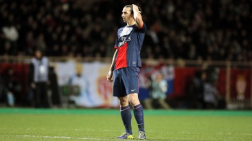 A fase é tão boa que Ibra acerta até quando erra a cavadinha