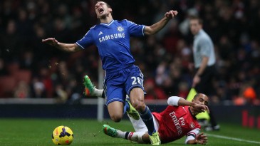 Você sabia que os jogadores de Arsène Wenger também cometem faltas?