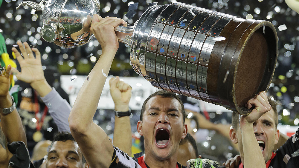 R&eacute;ver levanta o trof&eacute;u da Libertadores (AP Photo/Nelson Antoine)