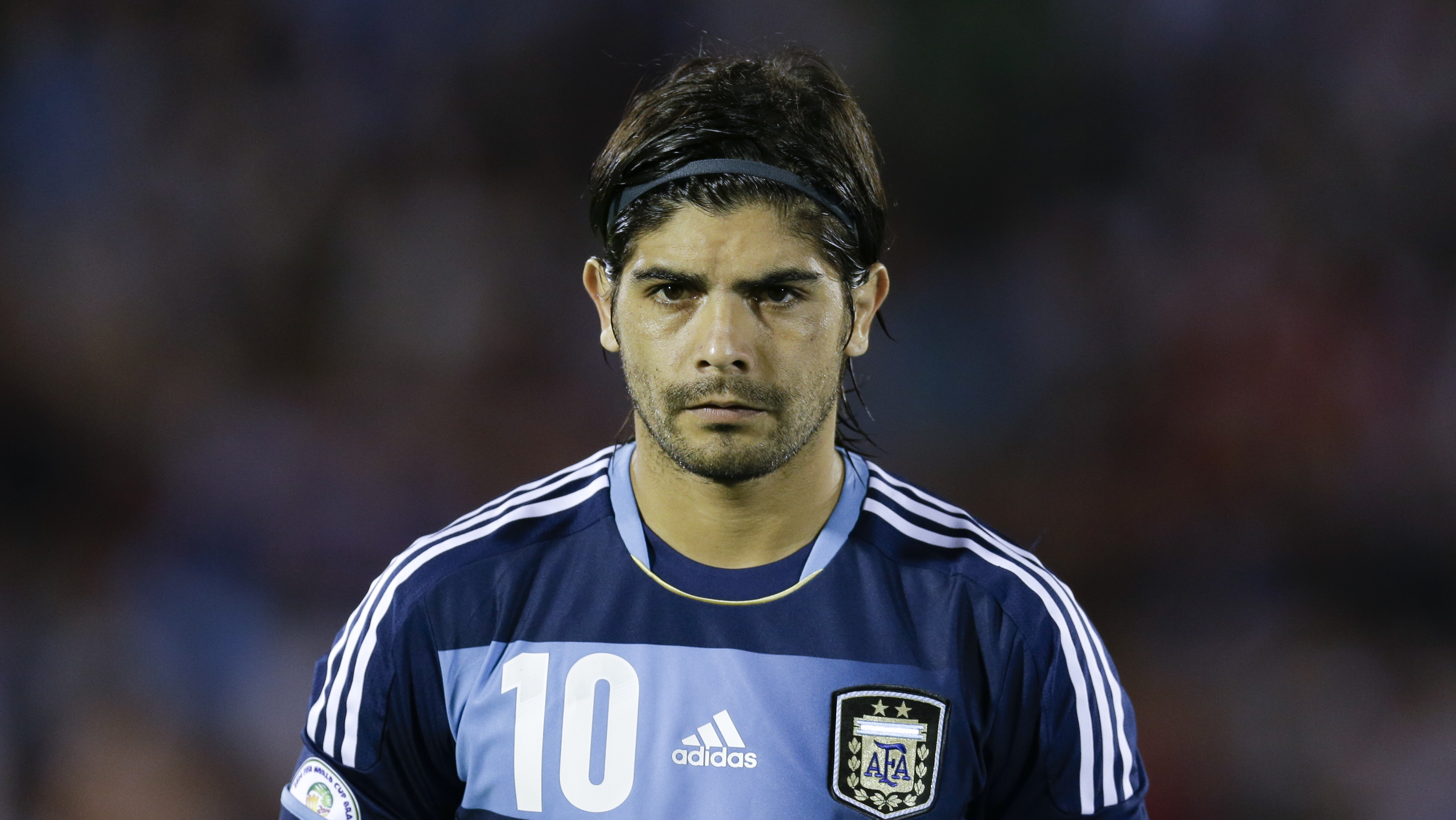 &Eacute;ver Banega decidiu sair da Europa para tentar jogar a Copa de 2014 (Foto: AP)