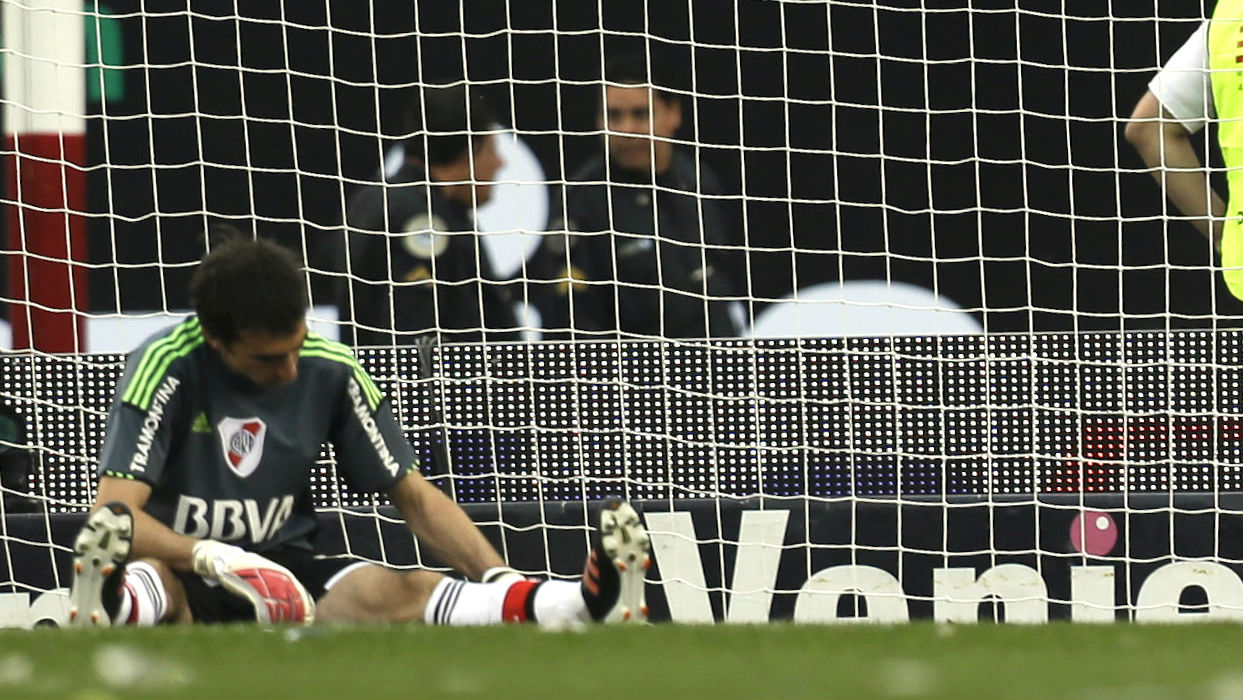 O River Plate ganhou do Boca Juniors, apesar dessa falha grotesca do goleiro