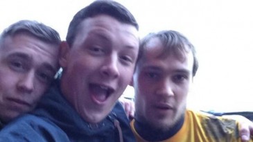 O que é pior que uma goleada? O goleiro rival tirando foto com a torcida no meio do jogo