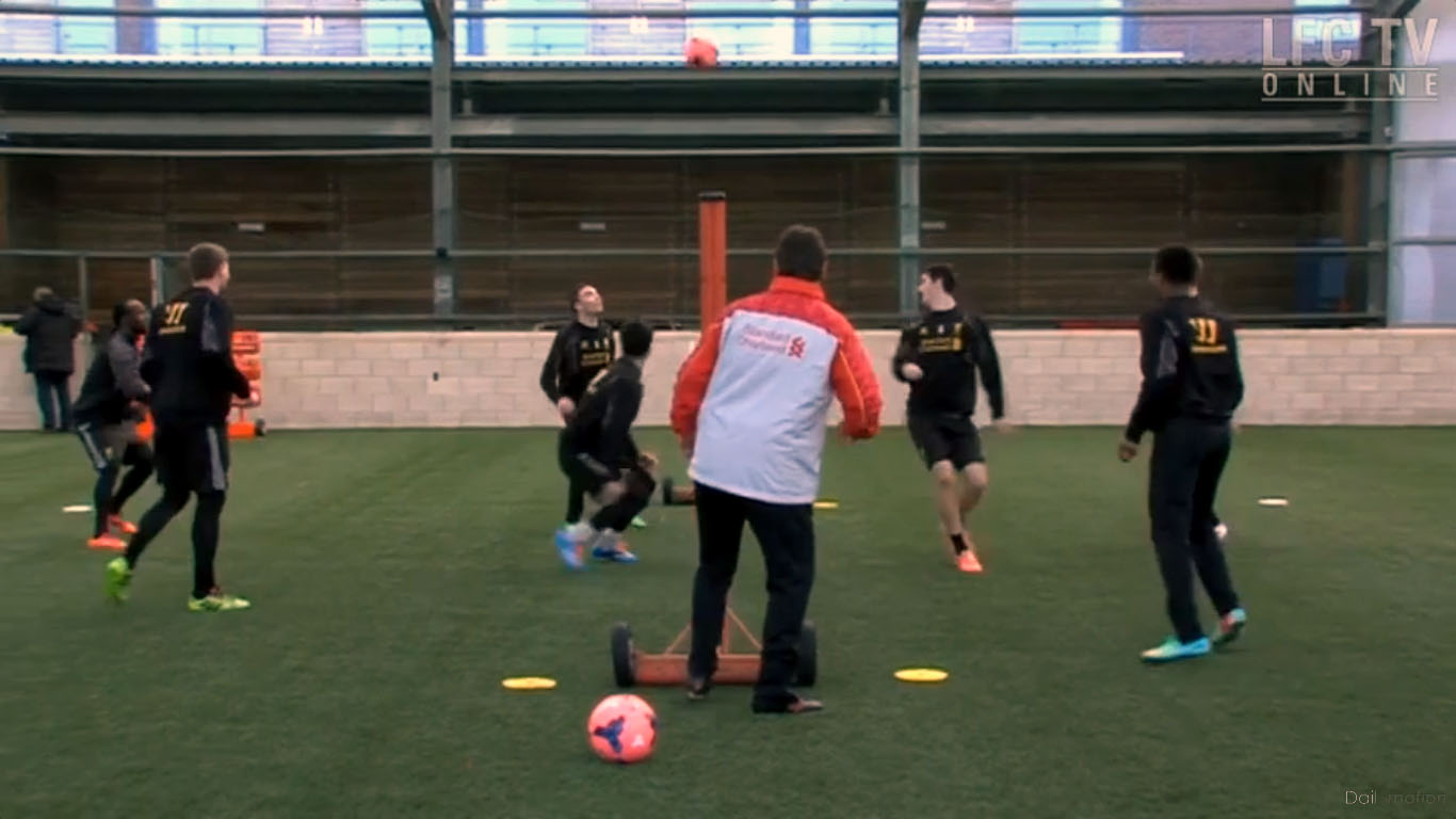 [V&iacute;deo] Veja esse rali sensacional de futet&ecirc;nis no treino do Liverpool