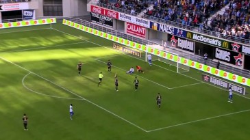 Goleiro toma encontrão e não decide se fica bravo com o atacante ou sente a lesão