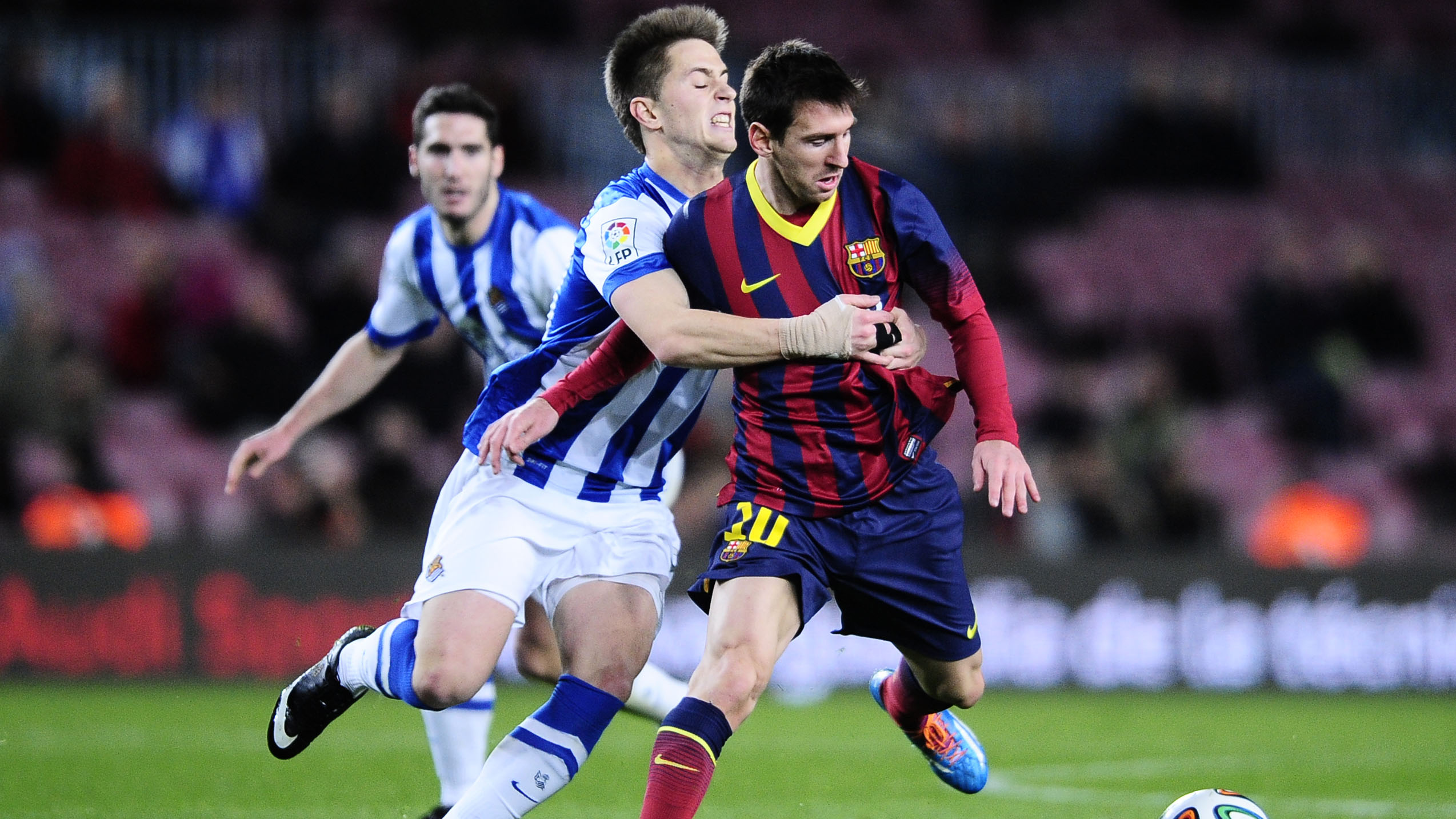 A Real Sociedad percebeu que é impossível parar Messi e apelou para um tackle