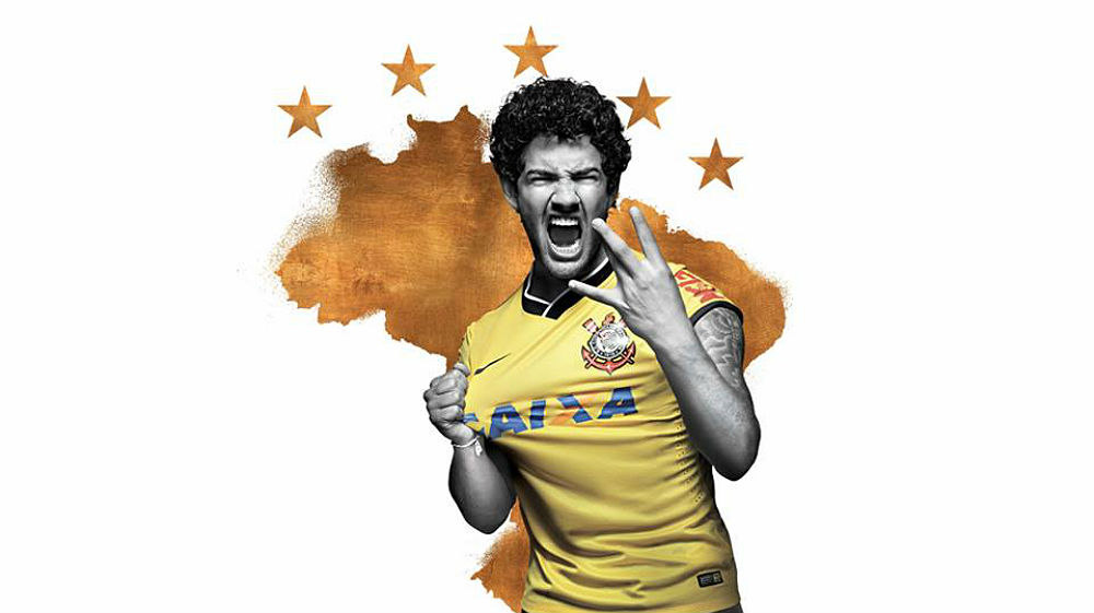 Alexandre Pato no lan&ccedil;amento da camisa 3 do Corinthians em 2014 (Divulga&ccedil;&atilde;o)
