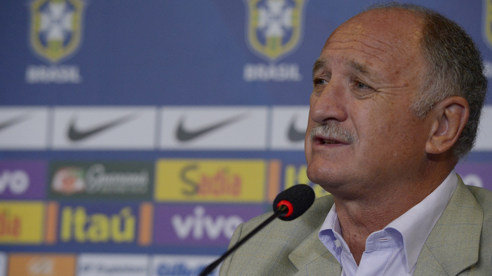 O processo seletivo está aberto, mas os candidatos à camisa 9 não são muito promissores