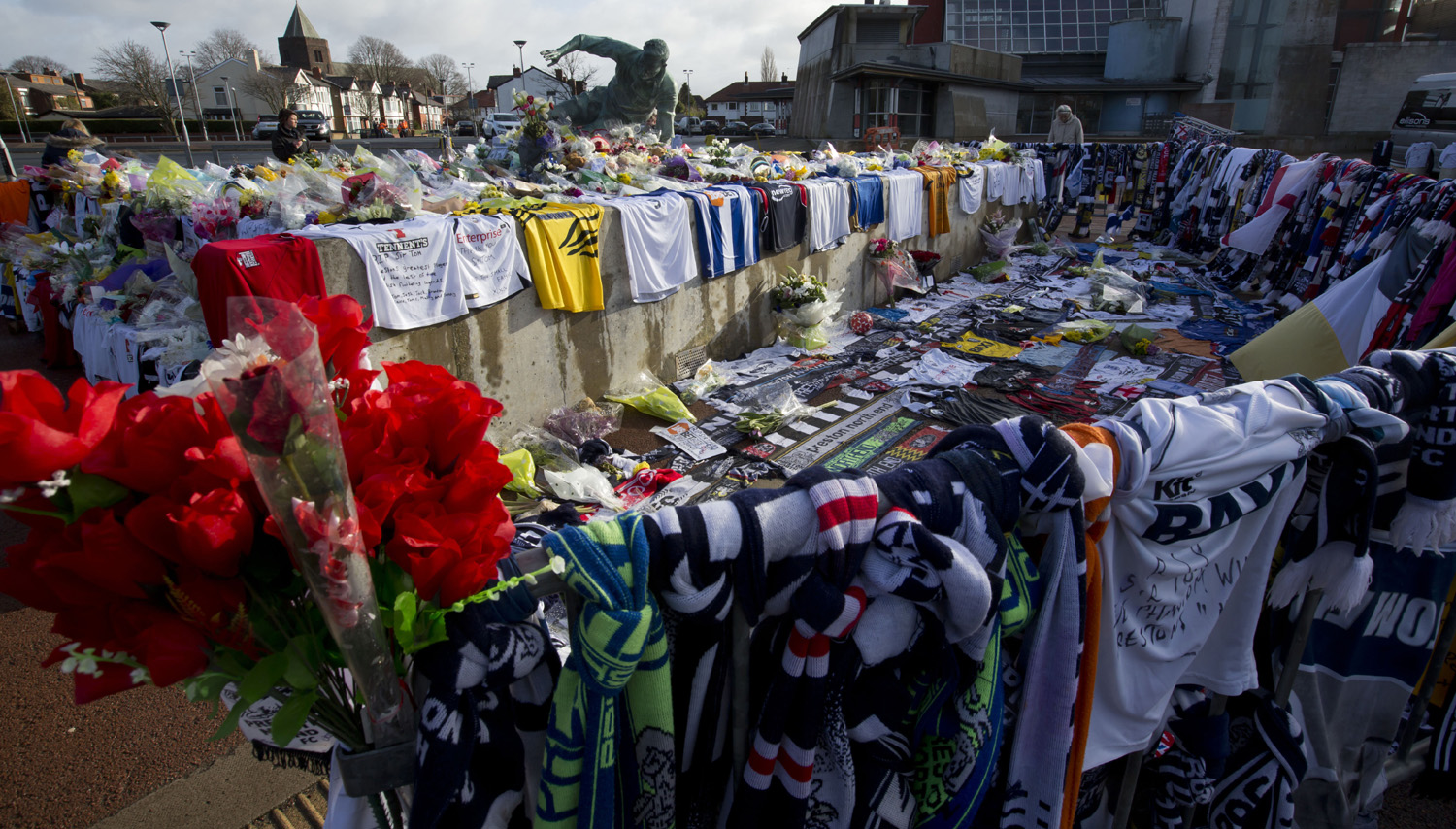 Muitas homenagens foram prestadas na porta do est&aacute;dio Deepdale, que fica na rua Tom Finney, em Preston