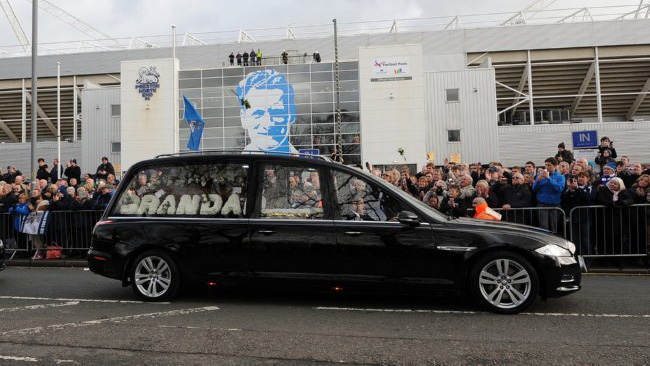 A cidade parou para acompanhar a trajet&oacute;ria do corpo de Finney