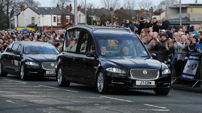 Muitas pessoas foram &agrave;s ruas se despedir de Tom Finney