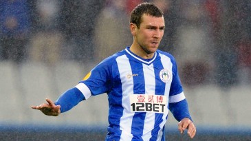 Jogador do Wigan pede TV na sala de parto da mulher para não perder a Liga dos Campeões