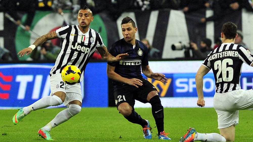 Vidal (esq.) foi mais uma vez um destaque da Juventus, que passou sem dificuldades pela Inter (AP Photo/Massimo Pinca)
