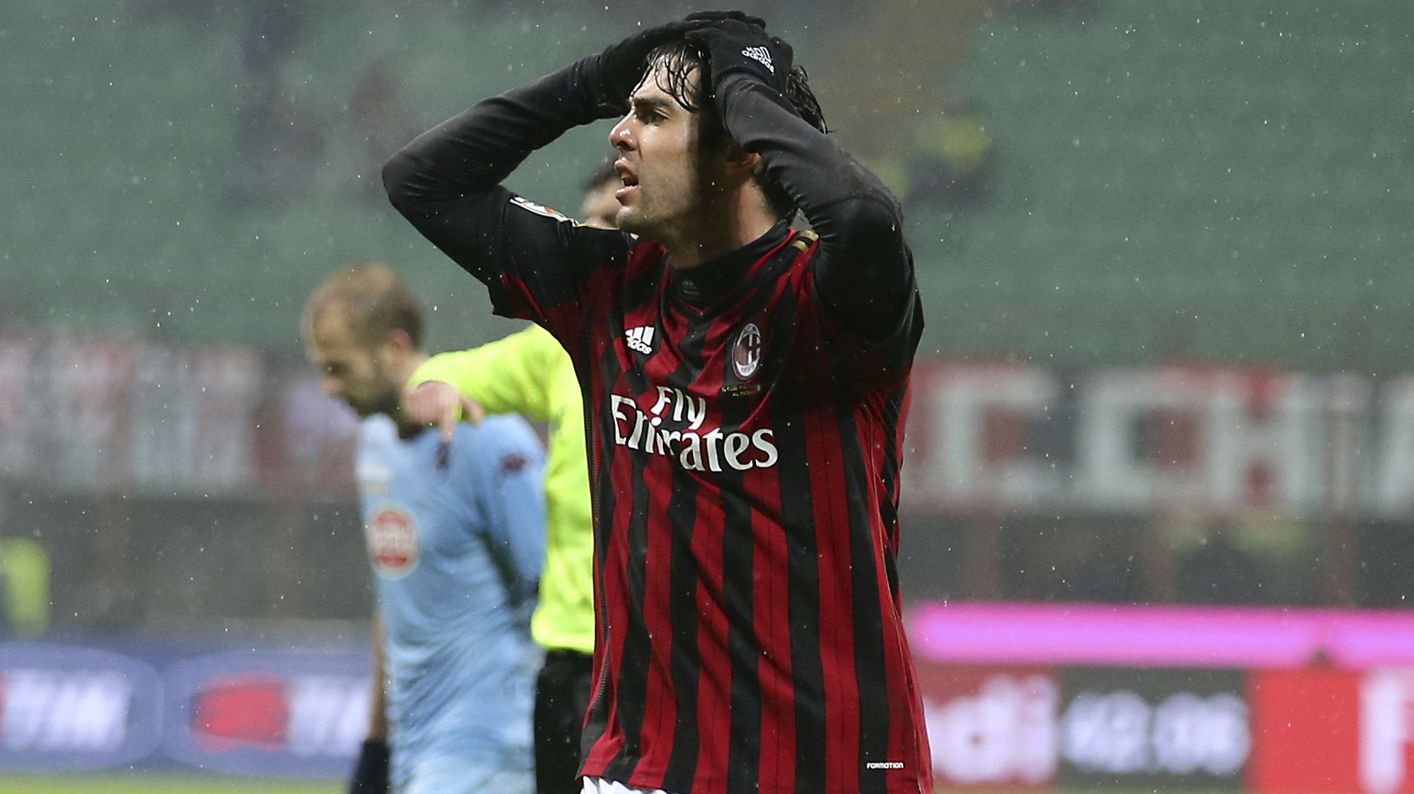 A boa atuação de Kaká ajudou a salvar o Milan de mais erros da defesa