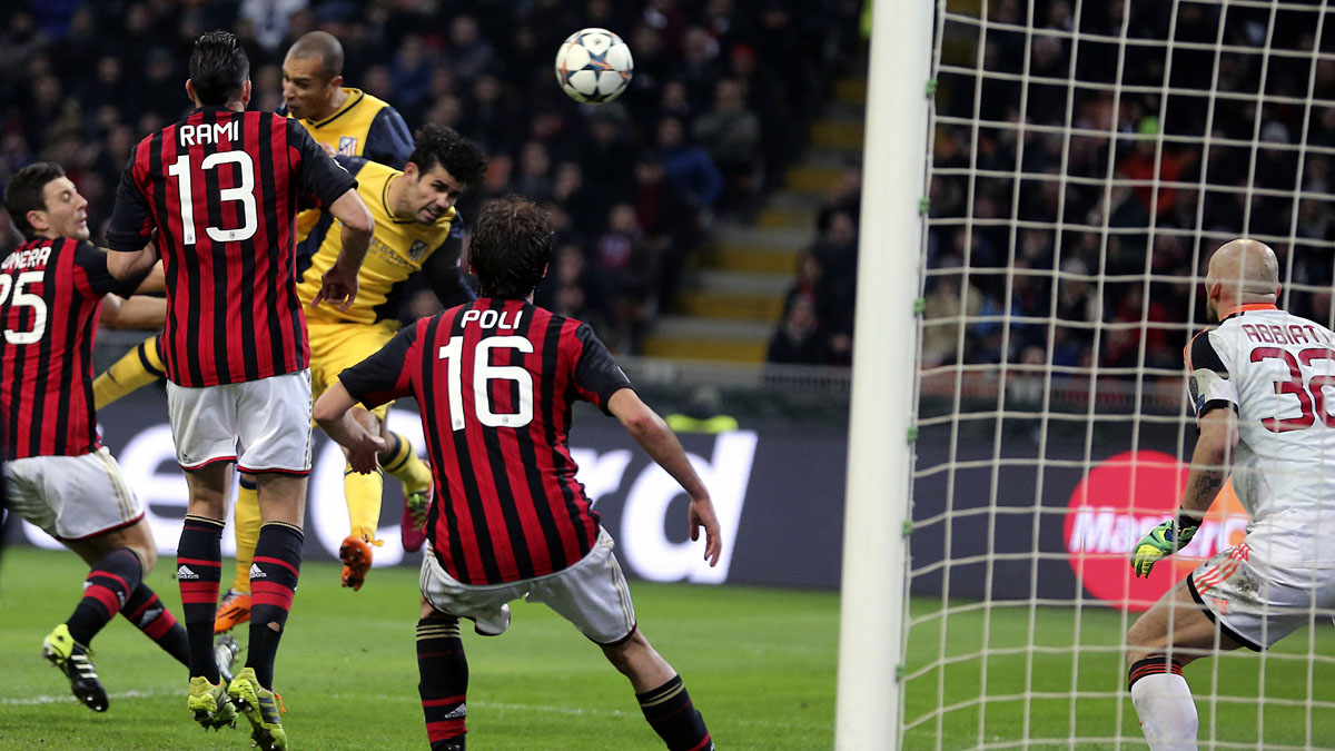 Diego Costa sobe para marcar pelo Atl&eacute;tico de Madrid contra o Milan (AP Photo/Antonio Calanni)