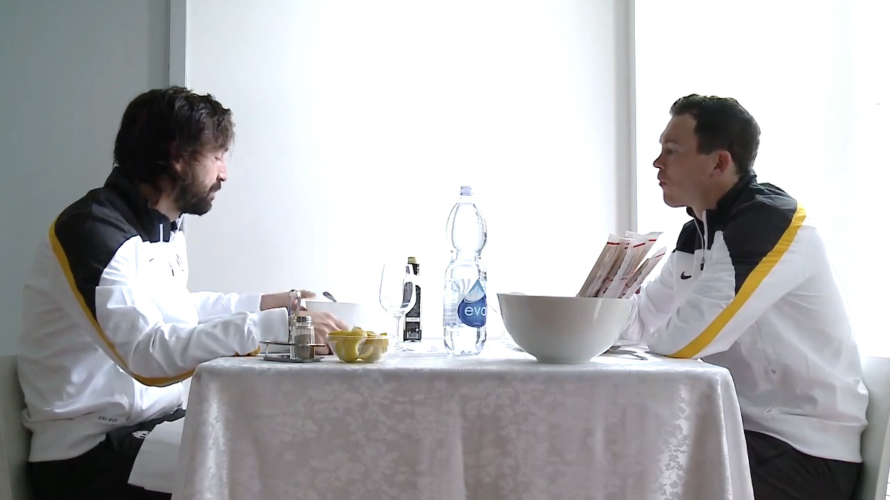 [V&iacute;deo] Pirlo em atua&ccedil;&atilde;o de Chuck Norris mostra como sabe passar bem para Lichtsteiner