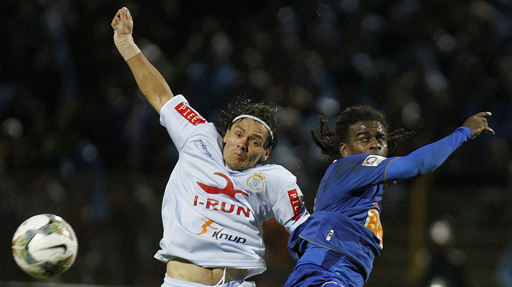 Ram&oacute;n Rodr&iacute;guez e Tinga disputam uma bola durante Real Garcilaso x Cruzeiro (AP Photo/Karel Navarro)