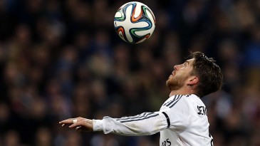 A reação de Sergio Ramos ao ver o gol de Bale pelo Real Madrid é fantástica