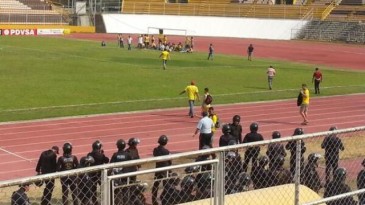 Manifestantes na Venezuela começam a invadir o campo e, ainda assim, futebol não para
