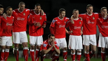 Clube da quinta divisão inglesa busca novo treinador com anúncio no site