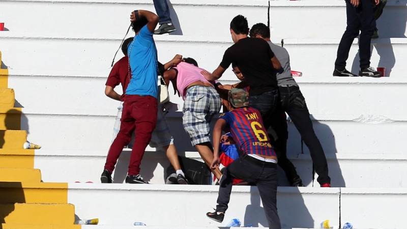 Supercl&aacute;ssico em Honduras acaba em cenas de viol&ecirc;ncia brutal entre os torcedores