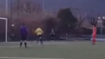 Esse goleiro achou que tivesse defendido o pênalti, mas se enganou