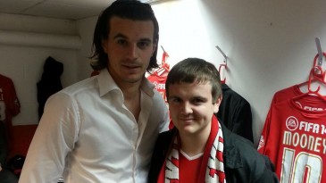 Pelo retorno de um goleiro, ele prometeu limpar todos assentos do estádio e cumpriu