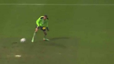 A preguiça do goleirão causou esse gol contra bizarro na Áustria