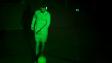 Van Nistelrooy é tão artilheiro que faz gol até no escuro