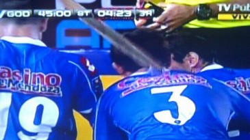 Torcedor do River Plate dá uma paulada em jogador do Godoy Cruz que comemorava gol