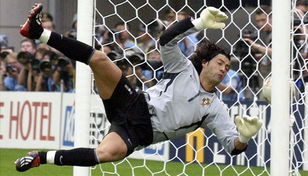 Vitor Ba&iacute;a em jogo contra a Coreia do Sul na Copa de 2002 (AP Photo/Elise Amendola)