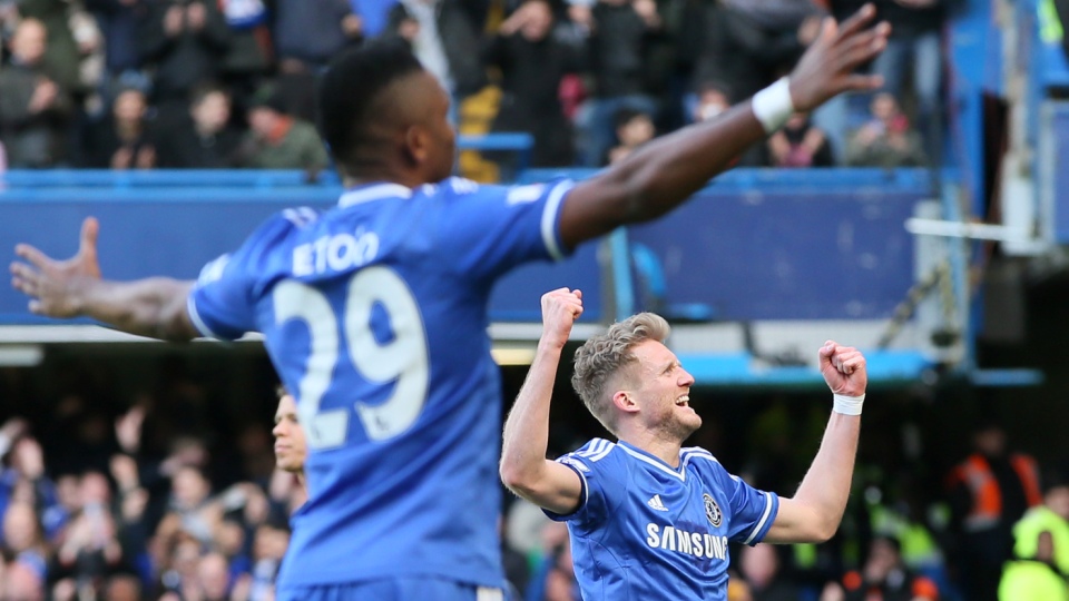 Eto'o e Sch&uuml;rrle, do Chelsea, comemoram (AP Photo/Alastair Grant)