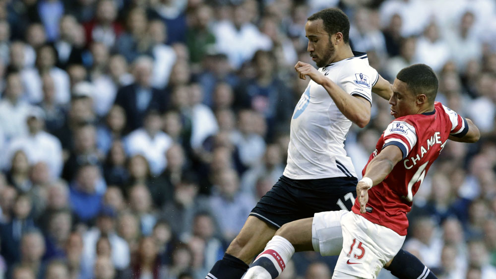 Townsend, do Tottenham, disputa a bola com Oxlade-Chamberlain, do Arsenal (AP Photo/Matt Dunham)