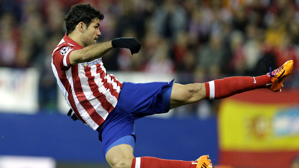 Diego Costa, do Atl&eacute;tico de Madrid, marca se esticando todo: a fase &eacute; enorme (AP Photo/Paul White)