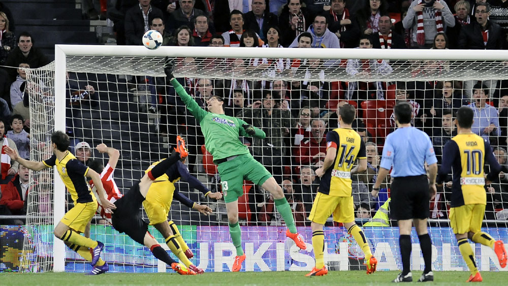 Thibaut Courtois fez defesa que salvou o Atl&eacute;tico de Madrid contra o Athletic Bilbao (AP Photo/Alvaro Barrientos)