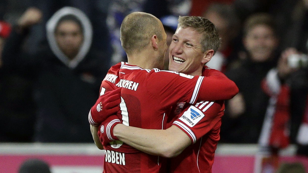 Bastian Schweinsteiger (dir) comemora com Robben: volante marcou um gola&ccedil;o de falta contra o Leverkusen (AP Photo/Matthias Schrader)