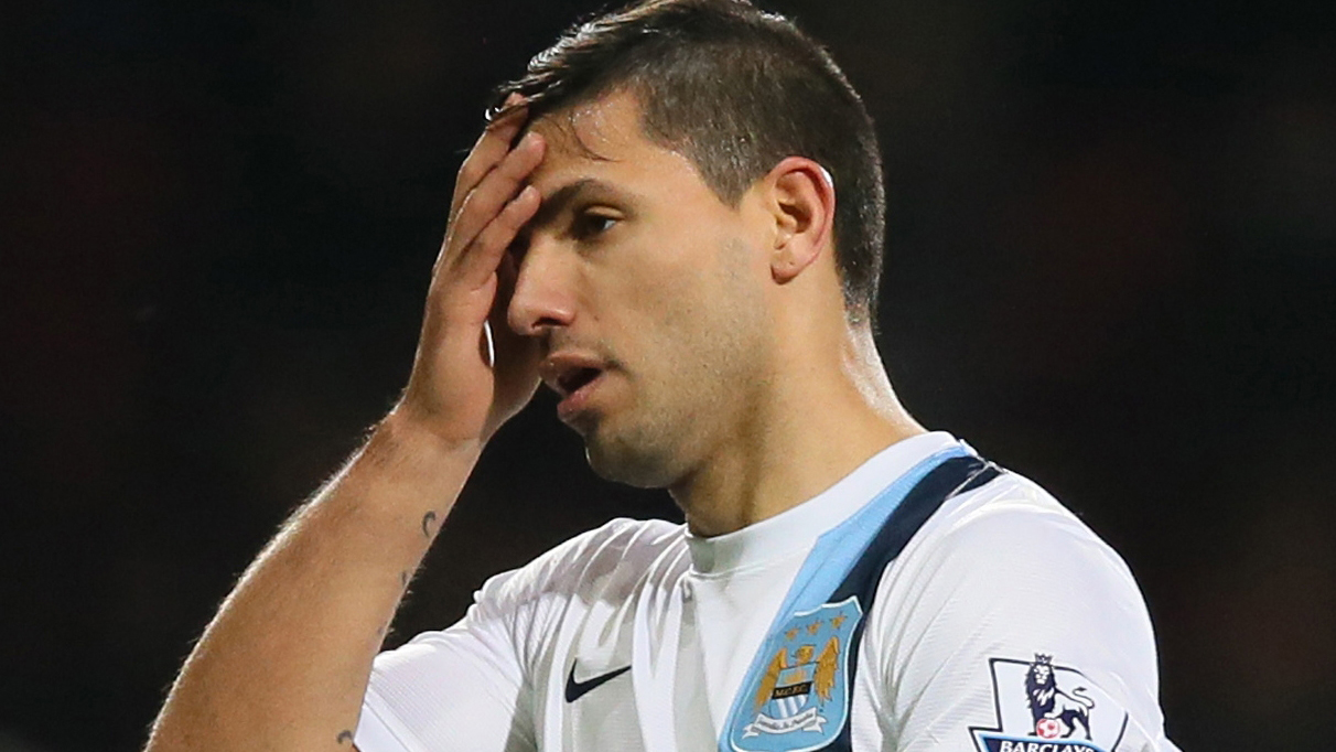 Ag&uuml;ero acertou um passe contra o Barcelona: a sa&iacute;da de bola