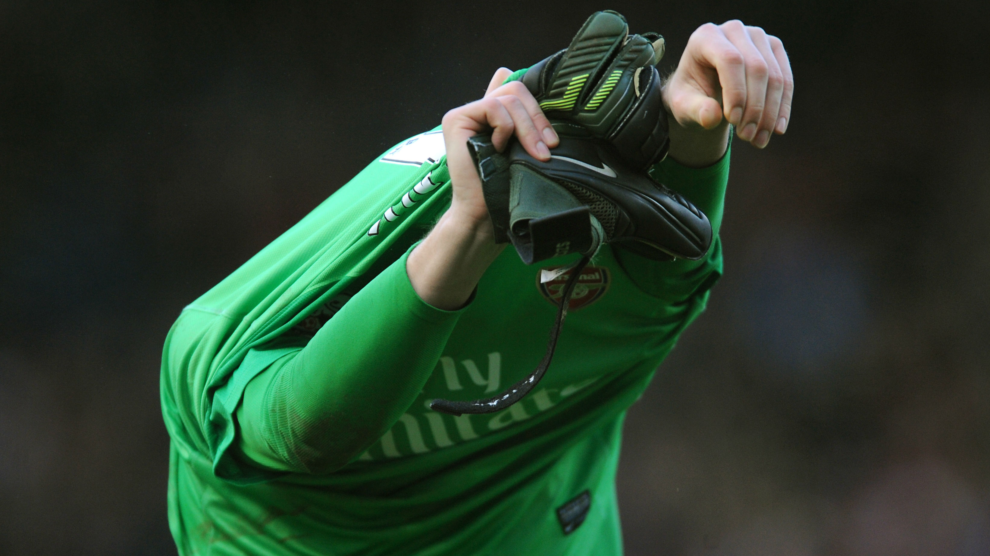 O Arsenal perdeu do Stoke City e se distanciou do l&iacute;der Chelsea (Foto: AP)