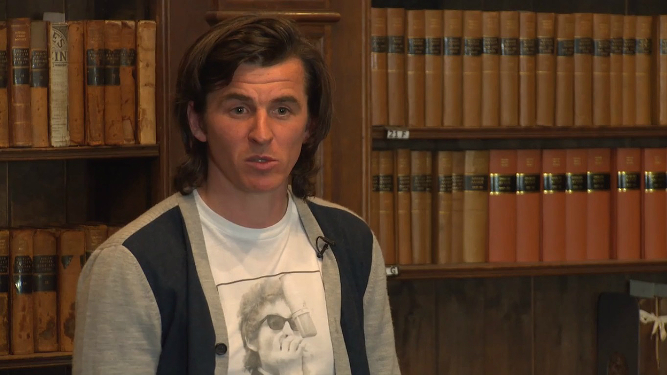 Al&eacute;m de ser casca-grossa e corneteiro, Barton tamb&eacute;m d&aacute; palestras em Oxford