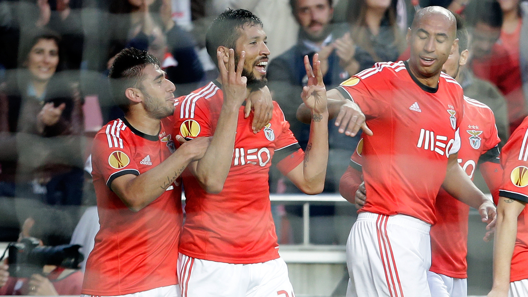 O Benfica pode conquistar at&eacute; quatro t&iacute;tulos na temporada (Foto: AP)