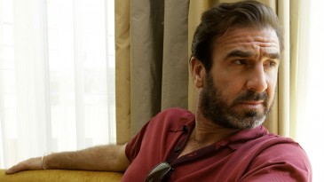 Cantona voltará para Manchester, mas dessa vez para viver um instrutor de nado sincronizado