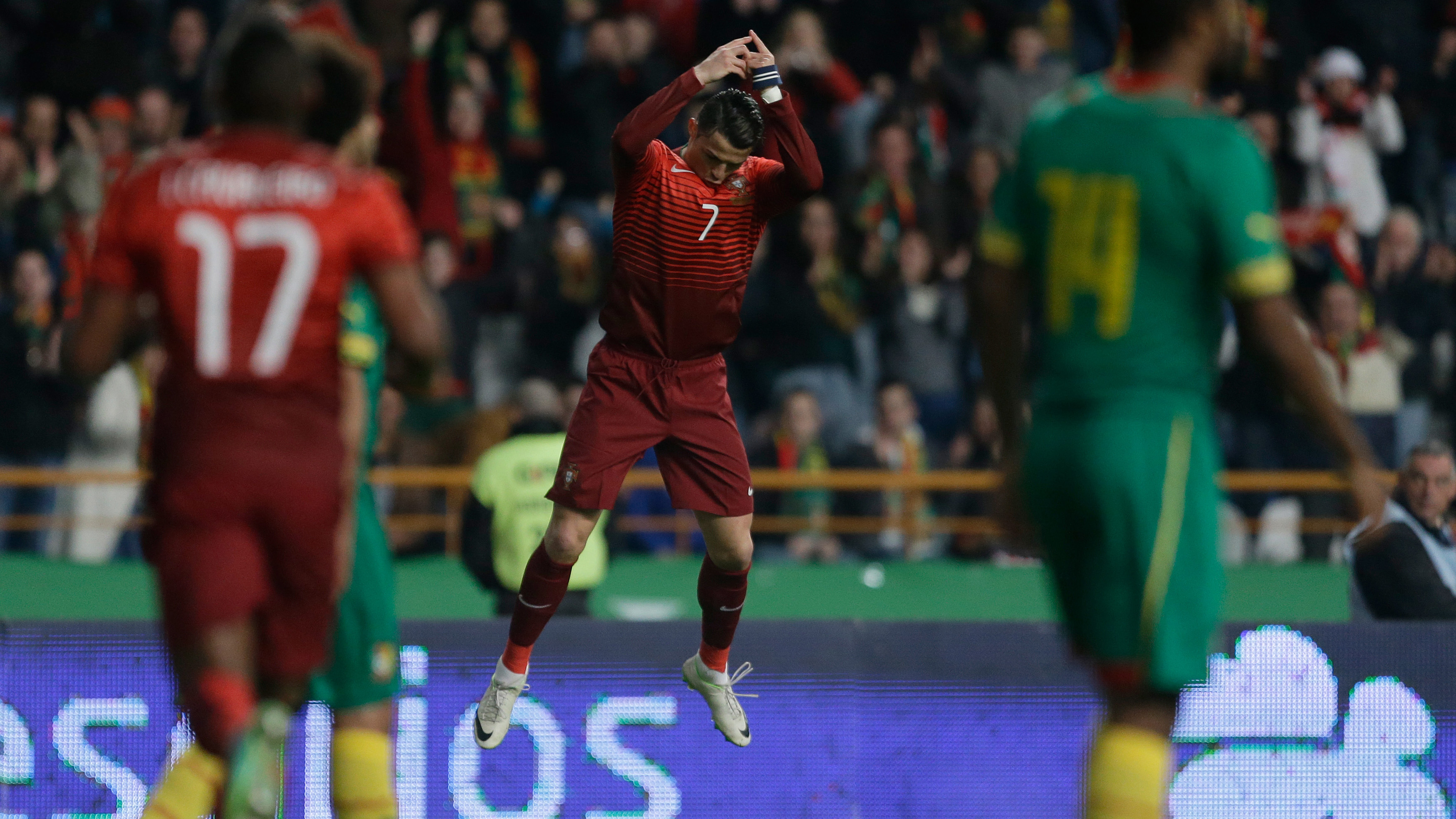 Cristiano Ronaldo foi destaque mais uma vez de Portugal (Foto: AP)