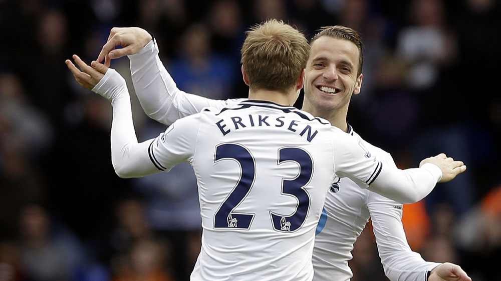 Eriksen comemora com Soldado: dinamarqu&ecirc;s marcou dois gols (AP Photo/Kirsty Wigglesworth)