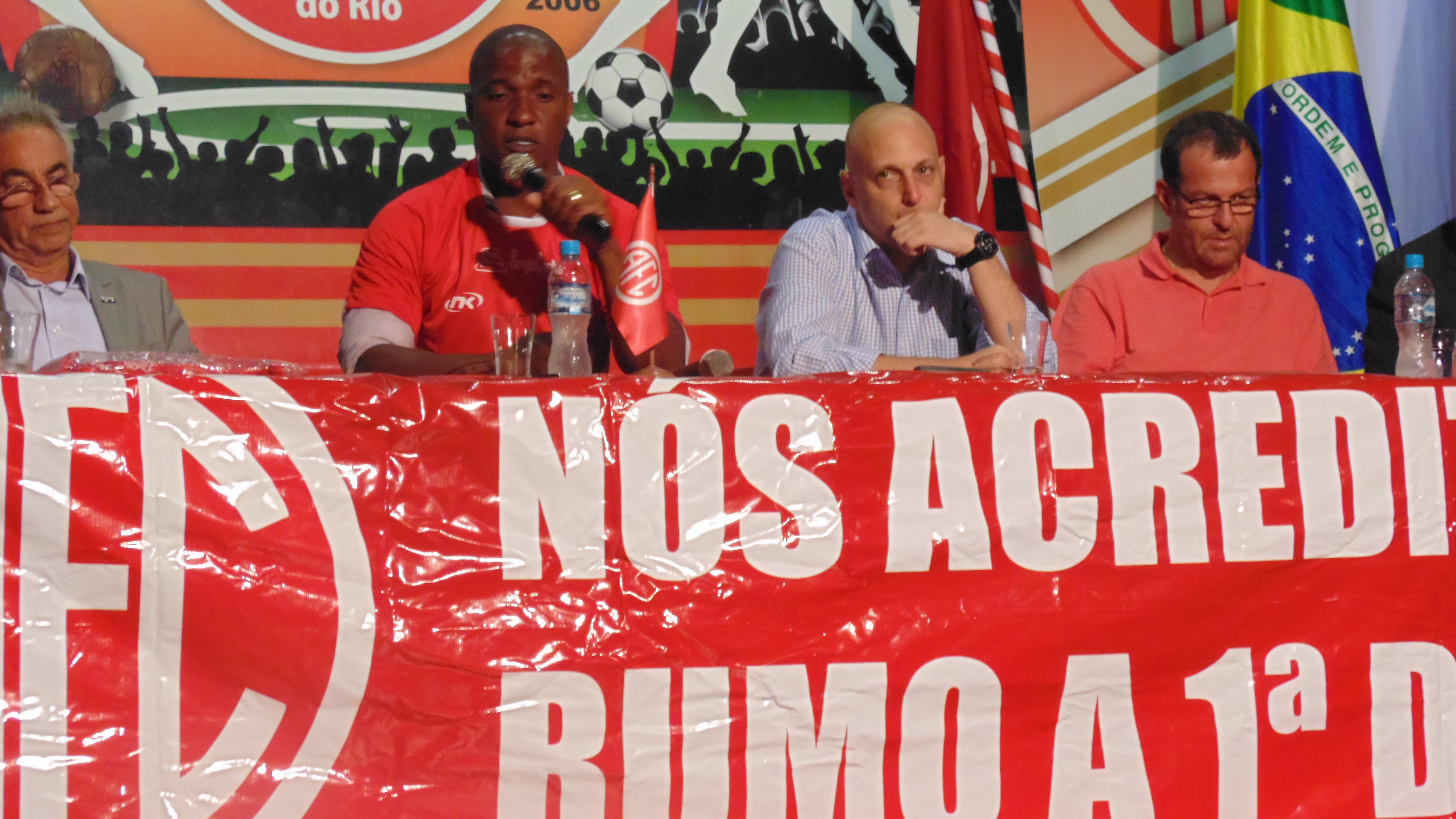 Gilberto chegou a ser apresentado no Am&eacute;rica-RJ, mas sequer entrou em campo