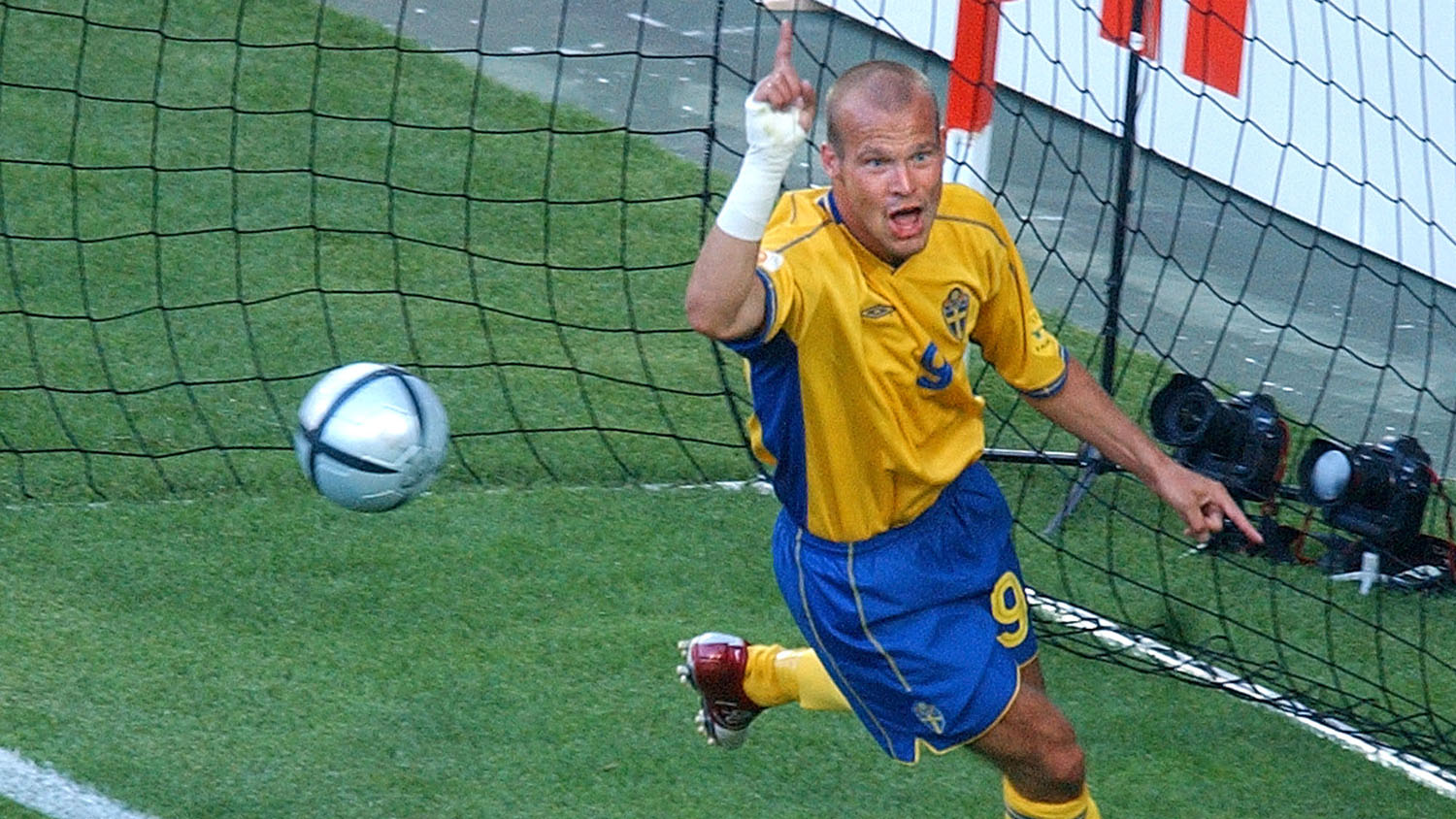 Ljunberg seria um bom modelo de cuecas se nascesse no Brasil (Foto: AP)
