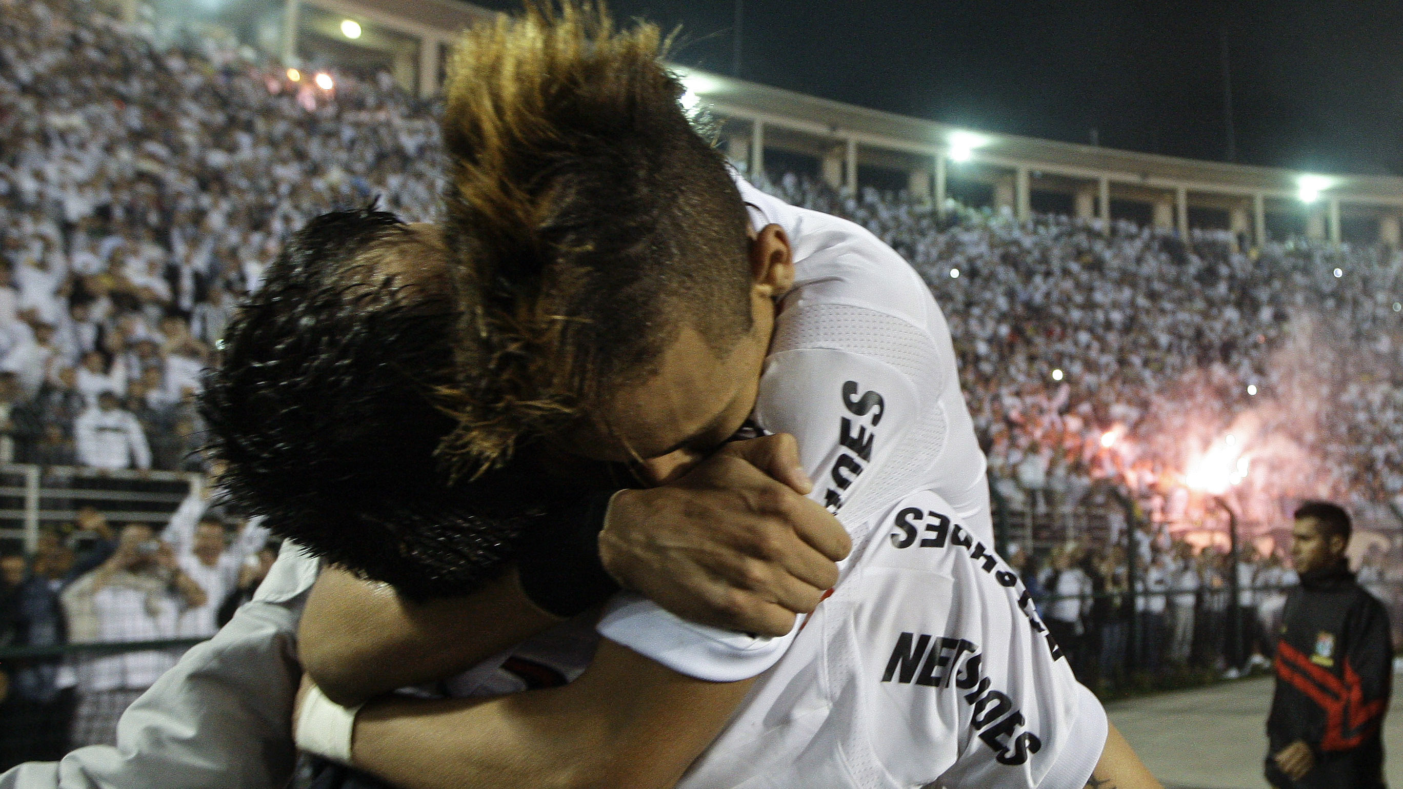 O Santos foi tricampe&atilde;o da Libertadores no Pacaembu lotado (Foto: AP)