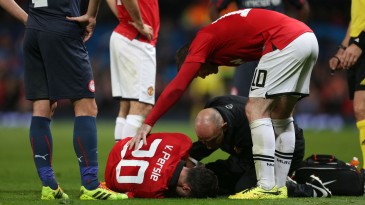 Com as contusões de Van Persie, United precisa de opções a longo prazo