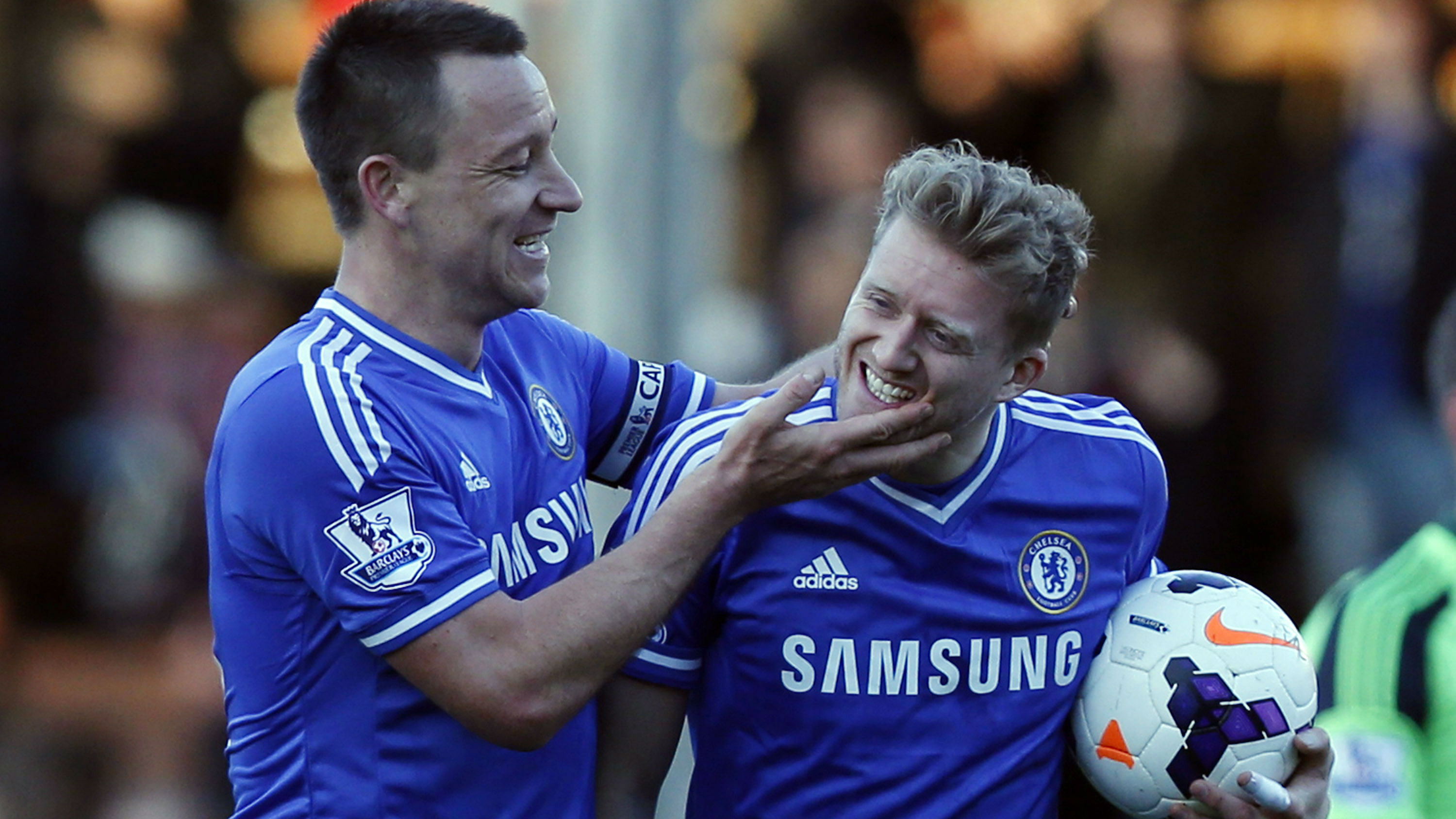 Sch&uuml;rrle mostrou a Mourinho que os atacantes do Chelsea sabem, sim, fazer gols (Foto: AP)
