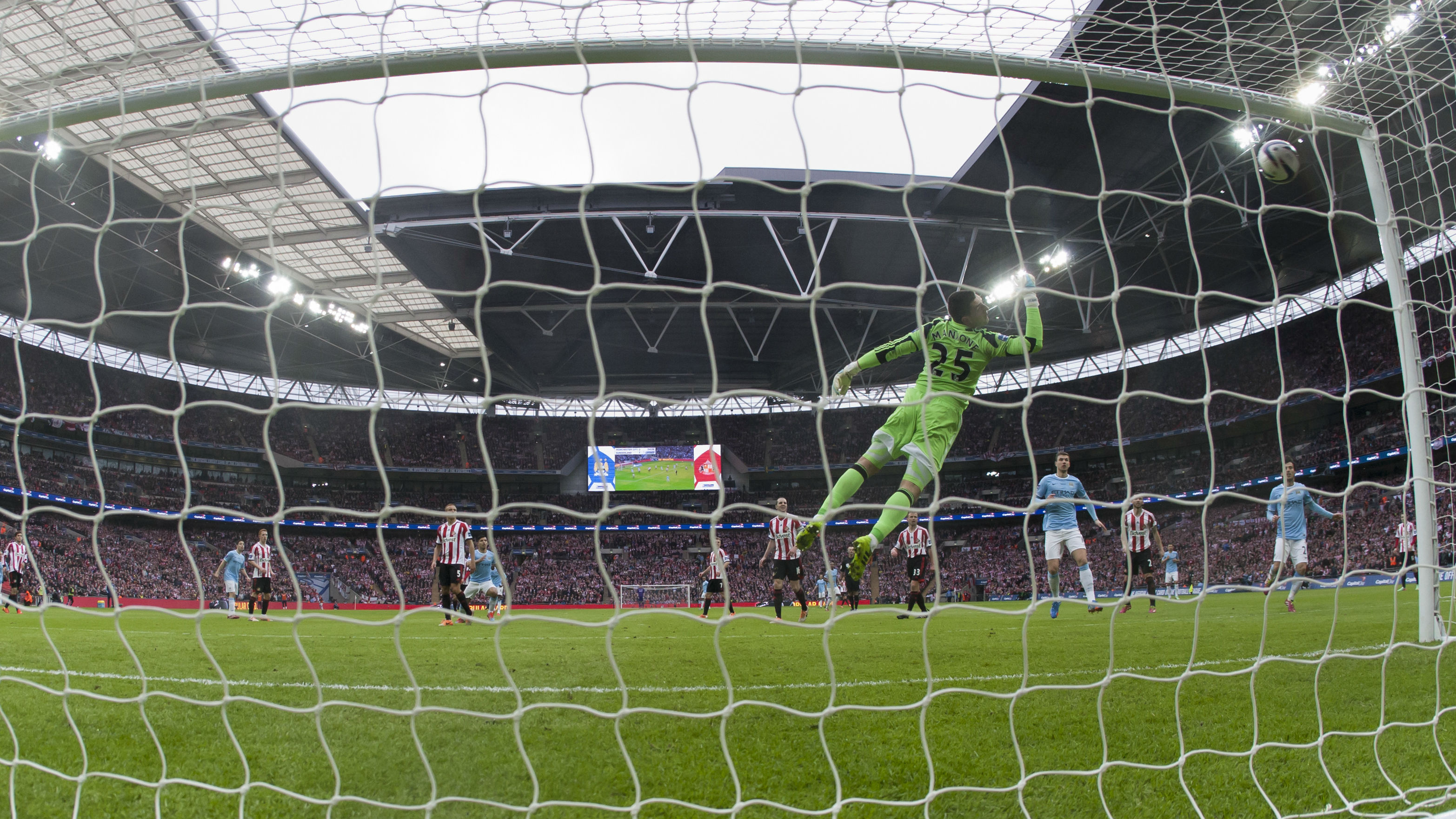 Olha onde Yaya Tour&eacute; acertou a bola na final da Copa da Liga Inglesa (Foto: AP)
