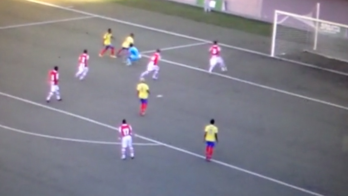 Foi Fabi&aacute;n Tello contra a rapa, e o jovem equatoriano fez o gol