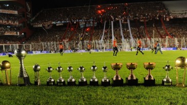 Afundado na crise, o Independiente pode até perder suas sete taças da Libertadores